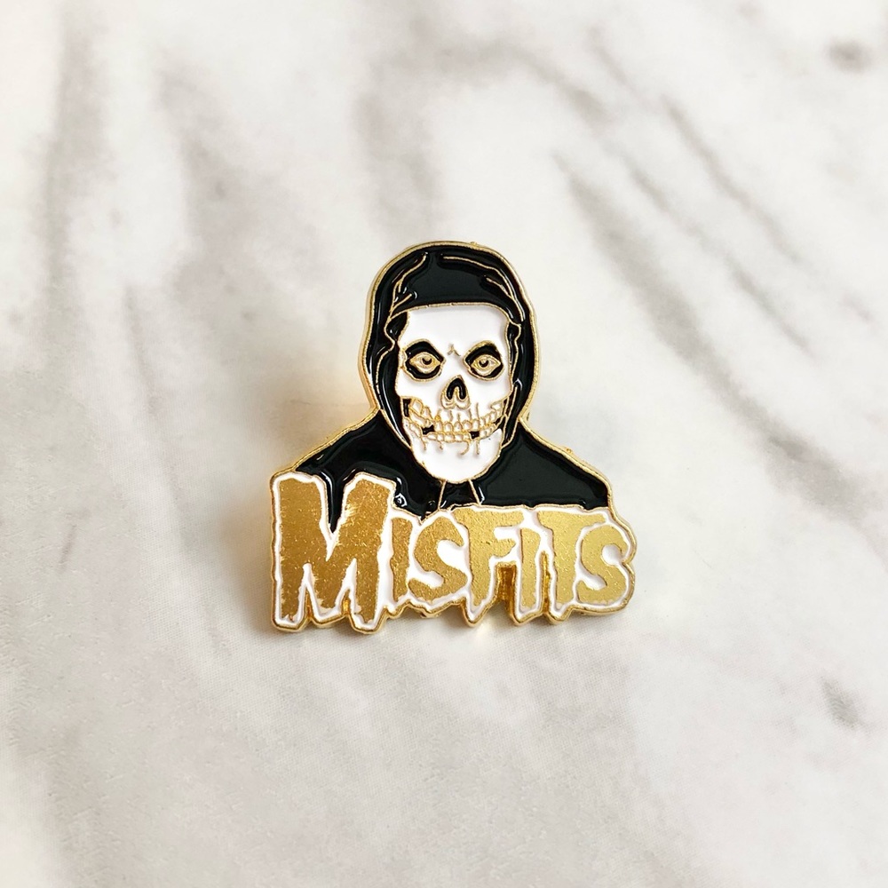 🎉 New Misfits Hooded Skeleton Pin - Picture 1 of 5
